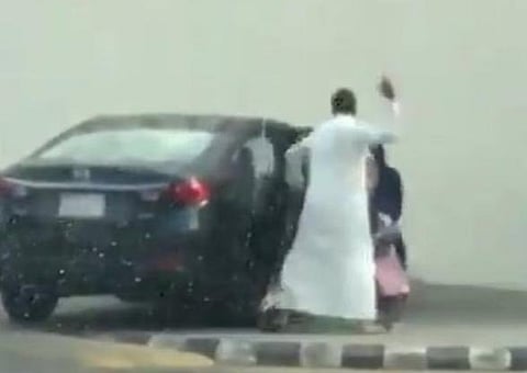 "العمل" و"حقوق الإنسان" تحققان في مقطع فيديو لشخص يُعنف طفلة