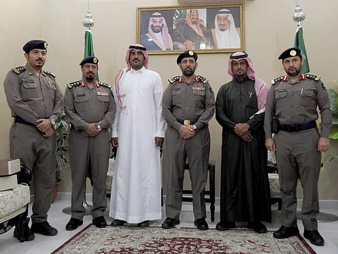 شاهد .. "مدني الباحة" يكرّم منقذَي "المُسِن وزوجته بالشيول"