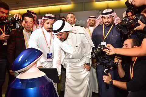 شاهد.. مدير جامعة سطام يفتتح معرض "سعودي موبايل شو"