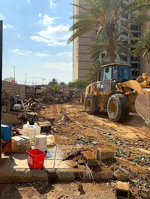 رائحتها أزكمت أنوف جيرانه .. إزالة حظائر طيور أقامها مواطن بأحد أحياء جدة