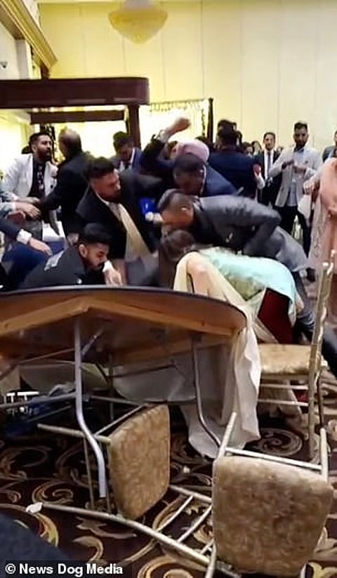 فيديو غريب.. مضاربة جماعية في حفل زفاف بكندا