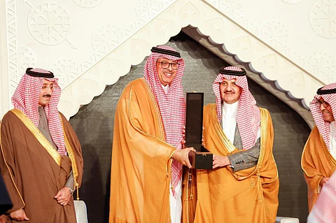 أمير الشرقية يكرّم "أرامكو" لحصولها على جائزة الملتقى العربي للأمن السياحي