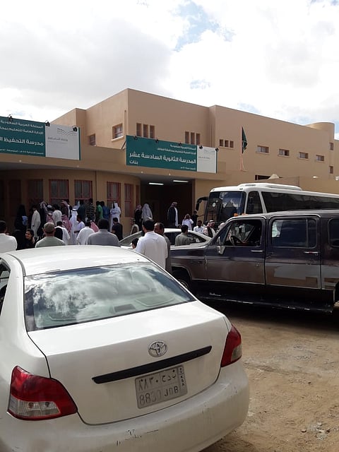 شاهد.. شارع ترابي لمجمع تعليمي بـ"سحيلي الطائف" يؤرّق أولياء الأمور