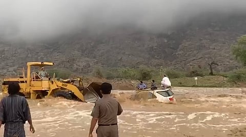 "محافظ المخواة" يُكرّم الشاب "عباس" لإنقاذه 3 محتجزين في سيول وادي نيرا