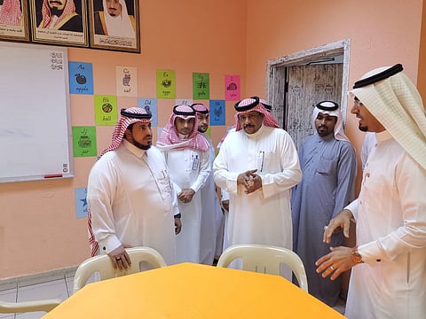 مدير تعليم صامطة يفتتح عدداً من المعامل بابتدائية عبدالله بن سلمة