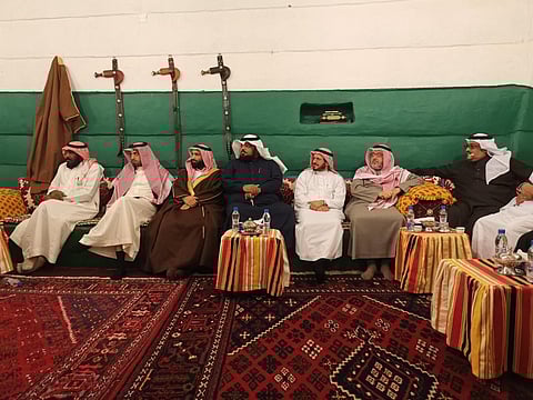 "ثلوثية النصب" .. توصية بإدراج فن "الإتيكيت والبروتوكول" ضمن مناهج التعليم