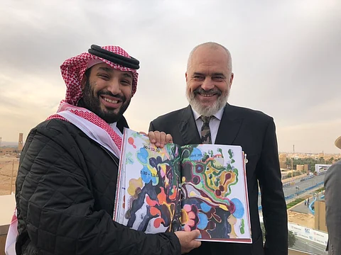 رئيس الوزراء الألباني يهدي ولي العهد كتابًا.. ماذا يحتوي؟