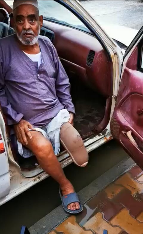 شاهد المياه تحاصر منزل مُسِن معاق بالقوز .. يناشد صرفها و"البلدية" ترد بالصبر!