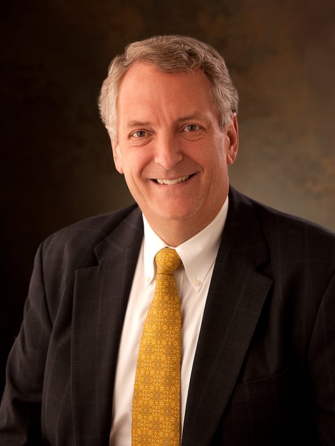 خبير دولي: هذه نصيحتي للأجهزة الحكومية.. ورؤية 2030 ستغير السعودية