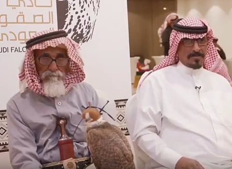 بعمر 97 عاماً.. أكبر صقَّار سعودي يسجل بمهرجان الملك عبدالعزيز