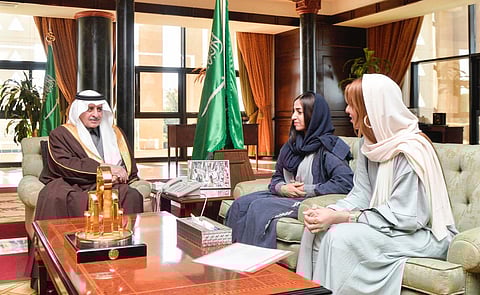 أمير تبوك يستقبل 3 شقيقات يعملن في البناء والتشييد والديكور والدهانات