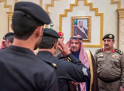 بالصور.. "فيصل بن مشعل" يُكَرّم عددًا من الأفراد المتميزين بإدارة الدوريات الأمنية