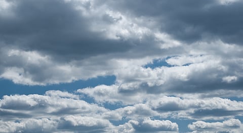 "الحصيني": لا صحة لموجة برد قادمة.. حالة ماطرة تبدأ اليوم