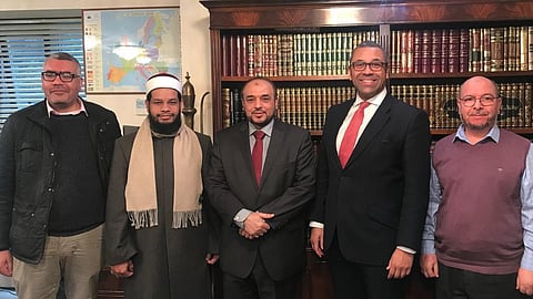 رئيس حزب المحافظين البريطاني يزور المركز الثقافي الإسلامي ويؤكّد دوره وأهميته