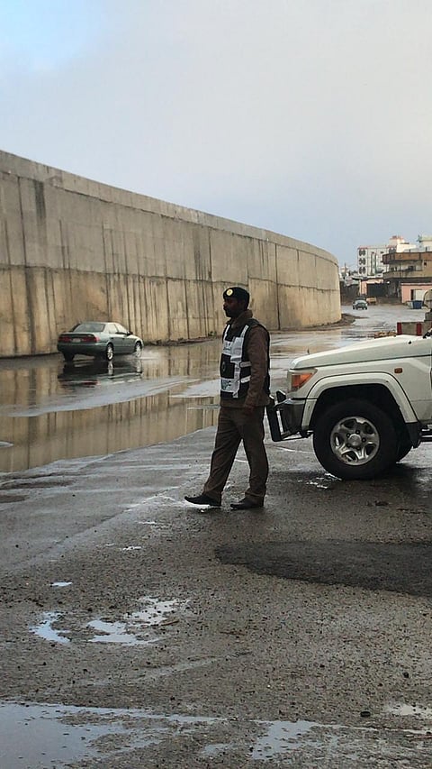 بسبب الأمطار.. تحذير قائدي المركبات بطريق المندق وبني حسن