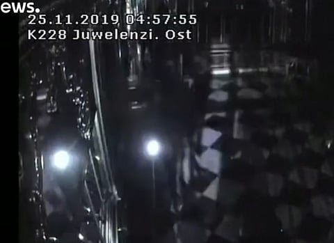 بالفيديو.. هذا ما فعله سارقان بمجوهرات المتحف السياحي بألمانيا