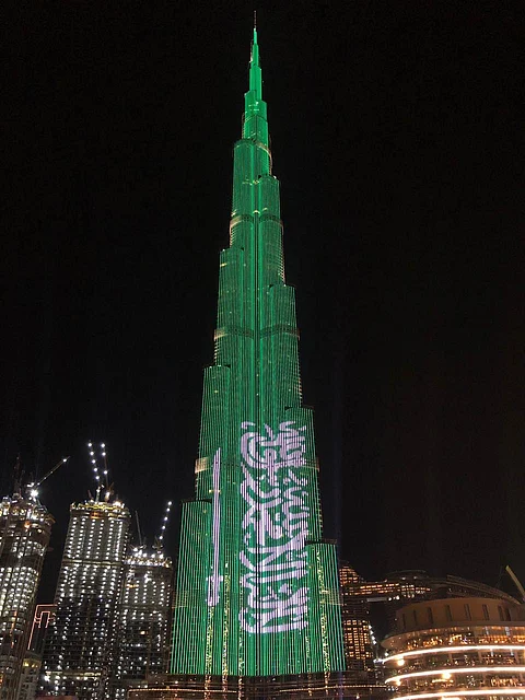 شاهد كيف تزين "برج خليفة" احتفاءً بزيارة الأمير محمد بن سلمان للإمارات