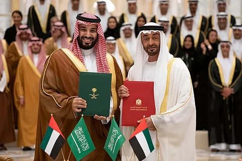 شاهد.. صورة باسمة لولي العهد والشيخ محمد بن زايد بعد توقيع 4 اتفاقيات