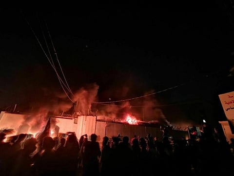 محتجون عراقيون يضرمون النار في القنصلية الإيرانية بالنجف