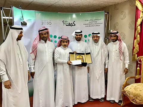 مدير "تعليم القنفذة" يُكَرّم الطالب "الربعي" لإنقاذه طفلًا من الغرق