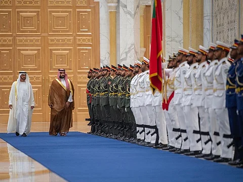 شاهد.. توثيق مظاهر حفاوة الاستقبال الرسمي الإماراتي لولي العهد
