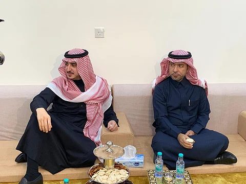 شاهد.. أمير الجوف يمازح أحد المواطنين أثناء جولته في "إسكان السليمانية" بسكاكا