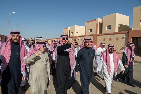 أمير الجوف ووزير الإسكان يتفقّدان 800 فيلا و6 آلاف قطعة بالمنطقة