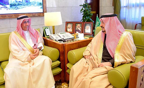"فيصل بن بندر" يستقبل "السلطان" ومحافظ هيئة الاتصالات