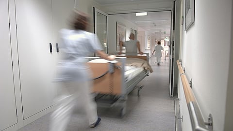 أسرة مريض "غيبوبة العارضة " تطالب المستشفى بثبوت مسؤوليتها عن خروجه