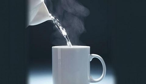 كأس دافئ من الماء في الصباح يقيك من هذه الأمراض