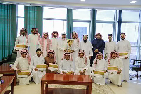 شاهد.. "الكبيري" يكرّم فريق "كليات الأفلاج" الفائز ببطولة مدير الجامعة