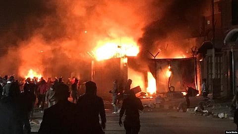 رفضاً لتغلغلها في بلادهم.. متظاهرون عراقيون يحرقون قنصلية إيران بالنجف