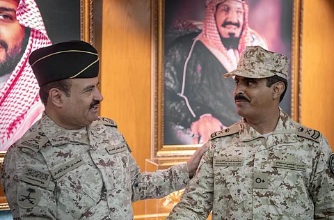 "الناهض" يقلّد "العمري" رتبته الجديدة "لواء" بالحرس الوطني