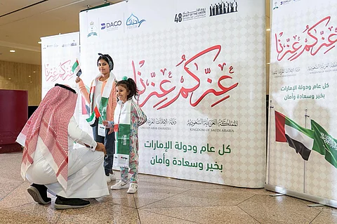 مطار الملك فهد الدولي يشارك مسافريه فرحة "اليوم الوطني الإماراتي 48"