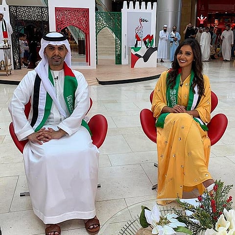 شاهد.. مذيع سعودي يرتدي الزي الإماراتي خلال تغطية احتفالات يومها الوطني الـ48