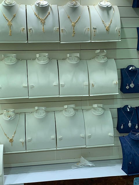 ناور وبأكياس حمّل 10 كيلو ذهب ثم غادر البلاد.. سرقة تفضحها الكاميرات بجدة