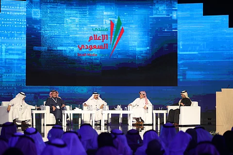 مَن يحرك الآخر ويملأ الكأس.. الإعلام والدبلوماسية.. سفراء سعوديون يرسمون الصورة