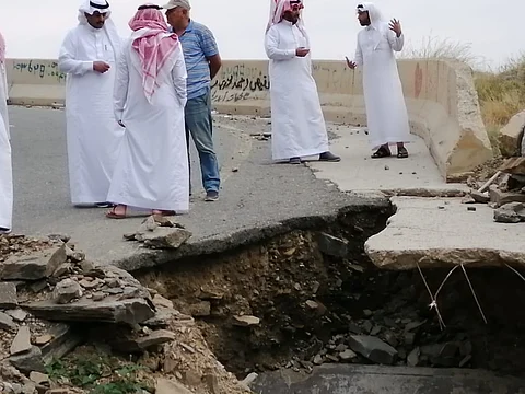 بالصور وتفاعلاً مع "سبق".. لجنة من وزارة النقل تقف على طريق "عثوان الداير"