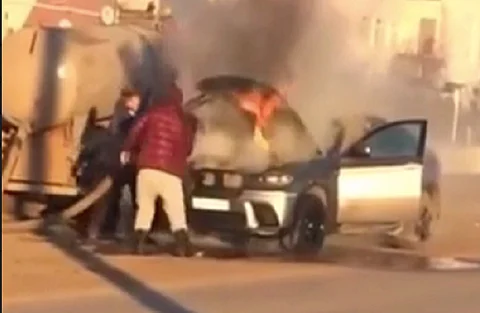 فيديو مروّع .. سرعة بديهة تُنقذ سيارة "BMW" مشتعلة