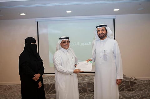 وزير الصحة يكرم المدير التنفيذي لمجمع "إرادة"