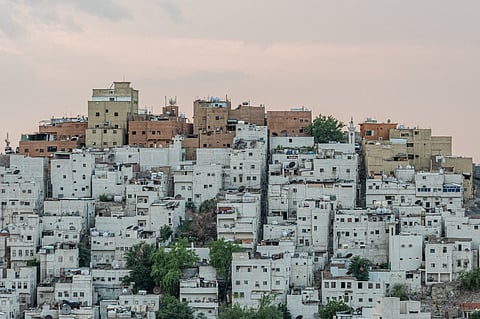 شاهد .. منازل "سليمانية مكة" تتزيّن بالأبيض وتودّع التشوه البصري