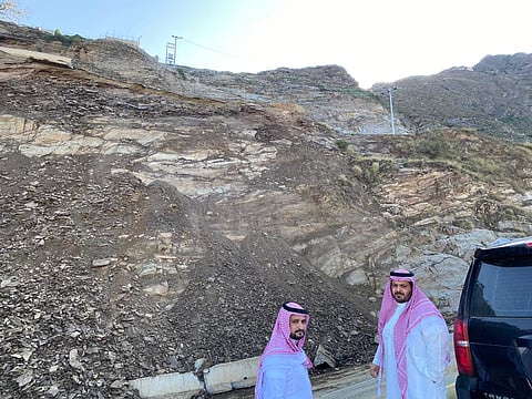 محافظ الداير يقف على انهيار طريق "عثوان" لمعالجة الوضع ورفع المخلفات