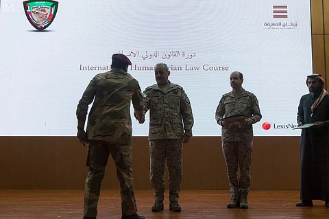 قائد القوات المشتركة يرعى اختتام الدورة الخامسة للقانون الدولي