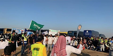 77 فريقًا و3 آلاف متطوع ينظفون شاطئ "شعارة" بجنوب جدة