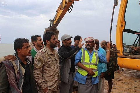 "البرنامج السعودي لتنمية وإعمار اليمن" يمهّد الطرق المتضررة في سقطرى