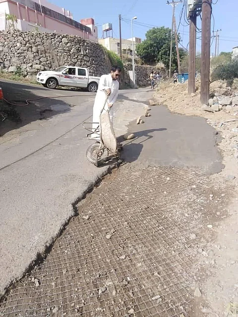 شاهد.. مواطنون بجازان يصلحون طُرُق حَيهم على حسابهم الشخصي!