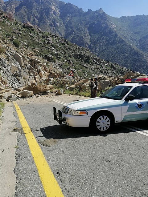 الصخور الساقطة تُغلق عقبة حزنة في الباحة