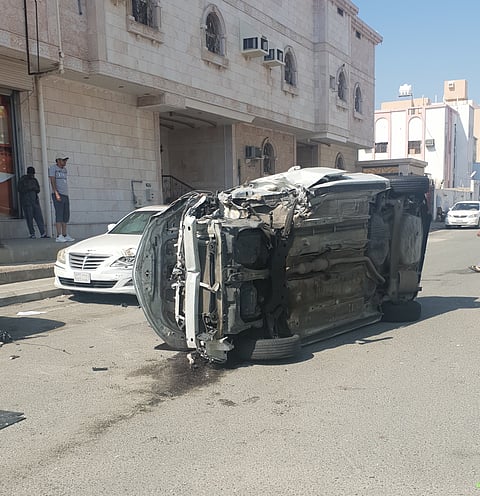 نهاية غير متوقعة .. إطار مركبة يطير مخترقاً جدار مغسلة ويصرع شخصاً بمكة