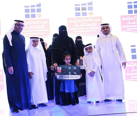اختتام حملة "موسم العثيم مول" وتسليم 12 سيارة رنج روفر 2020 للفائزين
