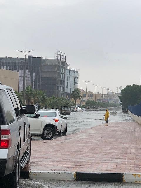 شاهد.. الأمطار تغرق شوارع الشرقية و"الأمانة" تتحدث عن الجاهزية!